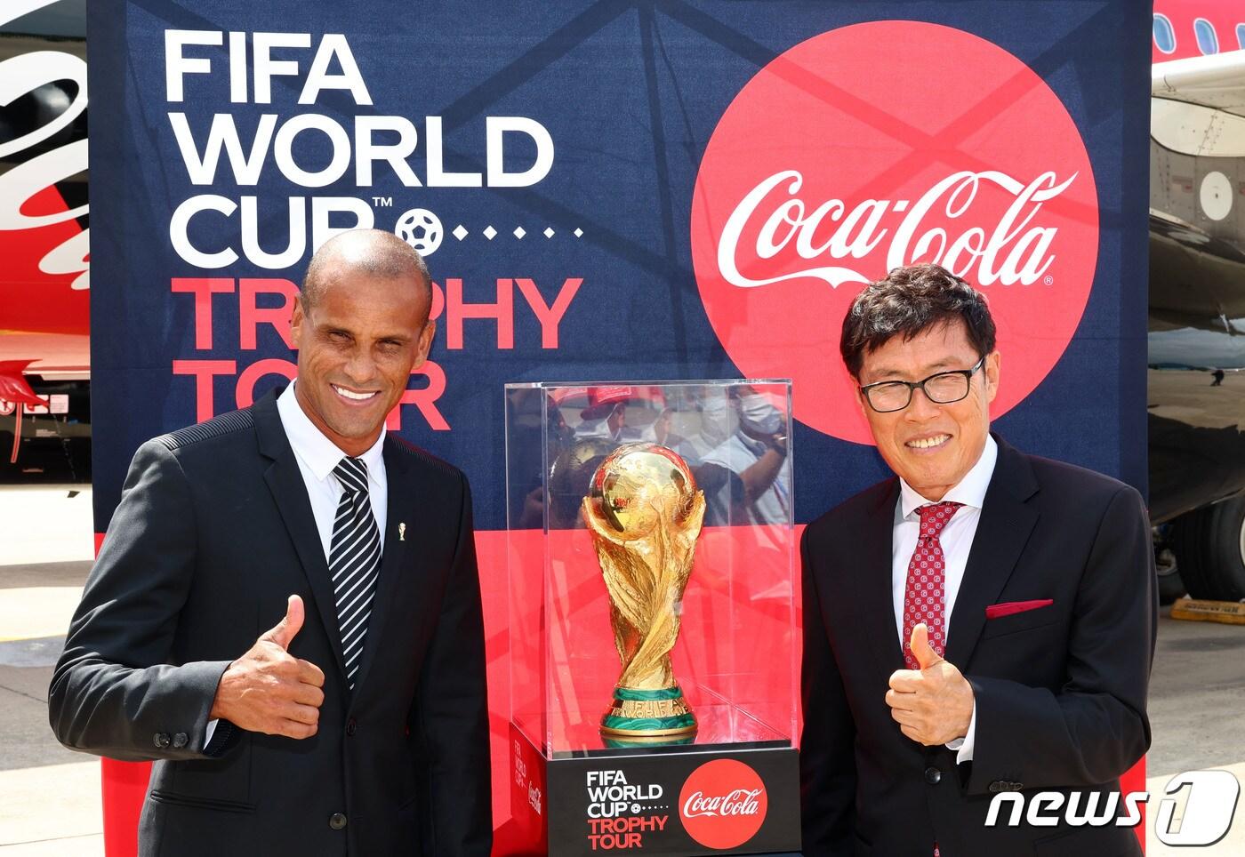 2022 카타르 월드컵을 앞두고 국제축구연맹(FIFA) 월드컵 트로피가 한국을 방문했다. 24일 오전 특별전세기편(A320)으로 서울 강서구 김포국제공항에 착륙했다. 이날 히바우드 FIFA 글로벌 앰배서더, 차범근 전 감독이 투어 공식 백월 앞에서 포즈를 취하고 있다. 2022.8.24/뉴스1 ⓒ News1 공항사진기자단