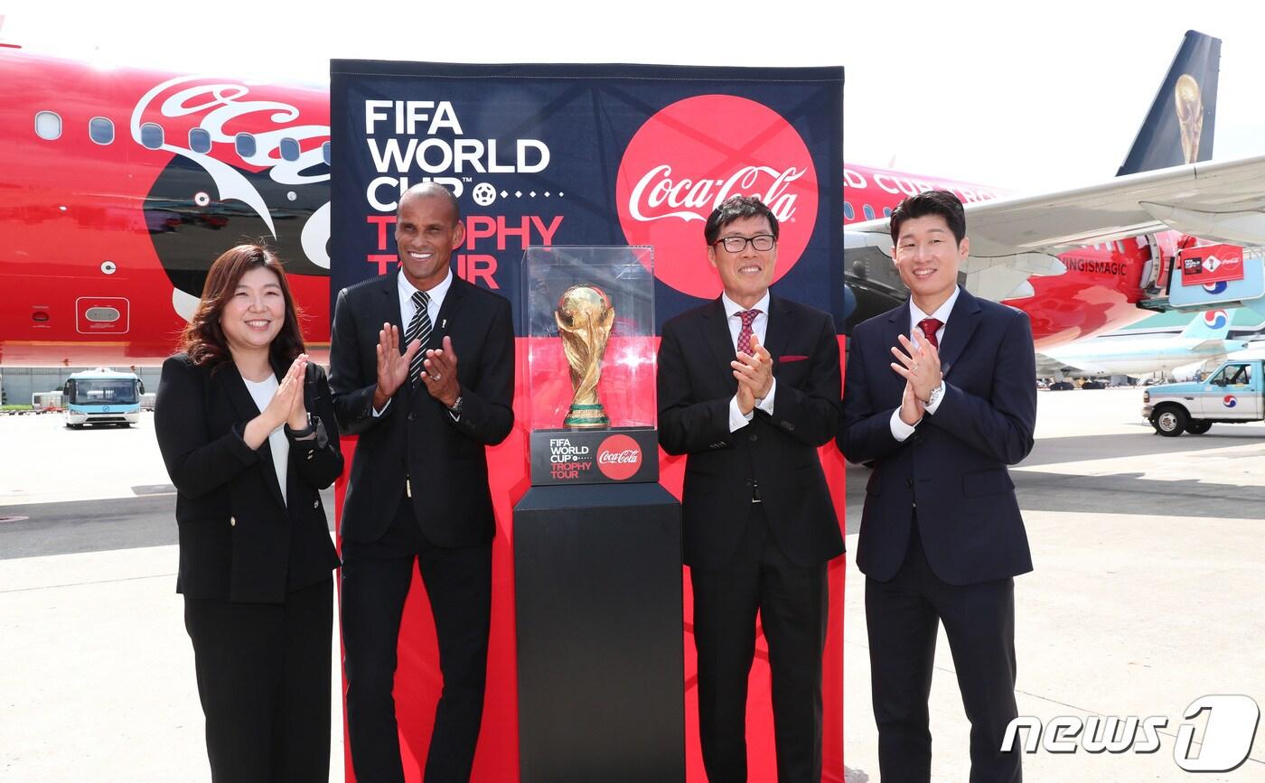본문 이미지 - 11월 열리는 카타르 월드컵을 앞두고 세계 순회에 나선 ‘2022 FIFA 월드컵™ 트로피 투어’ 항공기가 24일 오전 서울 김포국제공항에 도착해, 최수정 한국 코카롤라 대표(왼쪽부터)와 피파 글로벌 앰배서더인 히바우두, 박지성 선수, 차범근 전 감독이 트로피를 공개한 뒤 박수를 치고 있다. . 2022.8.24/뉴스1 ⓒ News1 공항사진기자단