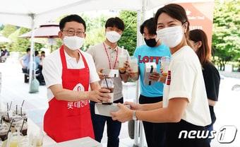 본문 이미지 - 하석주 롯데건설 대표이사가 서울 잠원동 소재 본사에서 커피와 간식을 직원들에게 전달하고 있다. /롯데건설 제공