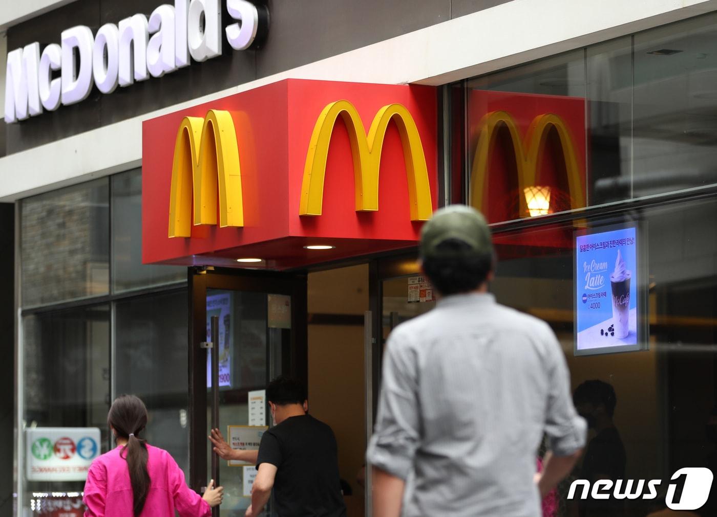 본문 이미지 - 사진은 서울의 한 맥도날드 모습. 2022.8.24/뉴스1 ⓒ News1 이성철 기자
