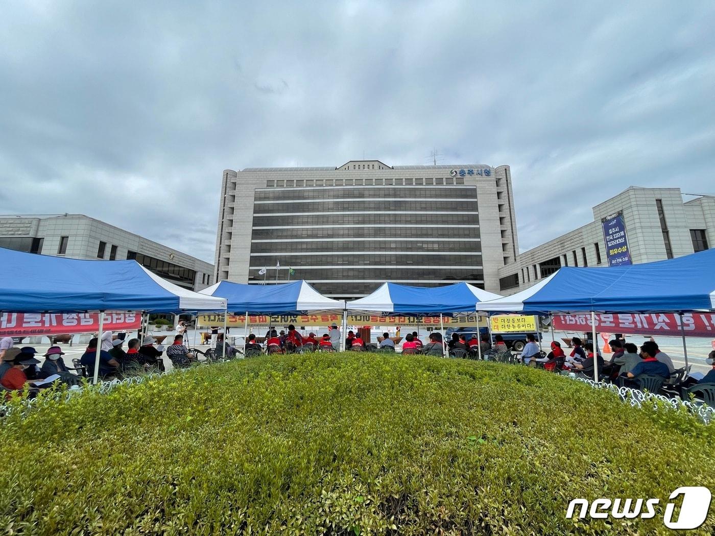 본문 이미지 - 24일 충북 충주시 중앙탑면 용전리와 하구암리 주민들이 충주시청 앞에서 집회를 열고 드림파크 산단 토지 감정가가 시세보다 40~50% 적다며 재감정을 요구하고 있다.2022.8.24/ ⓒ News1 윤원진 기자