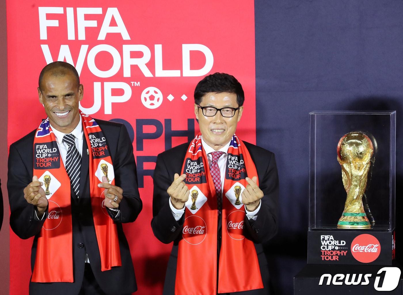 본문 이미지 - 히바우두 FIFA 글로벌 앰배서더와 한국 축구 레전드 차범근이 24일 오후 서울 여의도 더현대서울에서 열린 2022 FIFA 월드컵 트로피 투어 미디어 행사에서 기념사진을 찍고 있다. 2022.8.24/뉴스1 ⓒ News1 이동해 기자