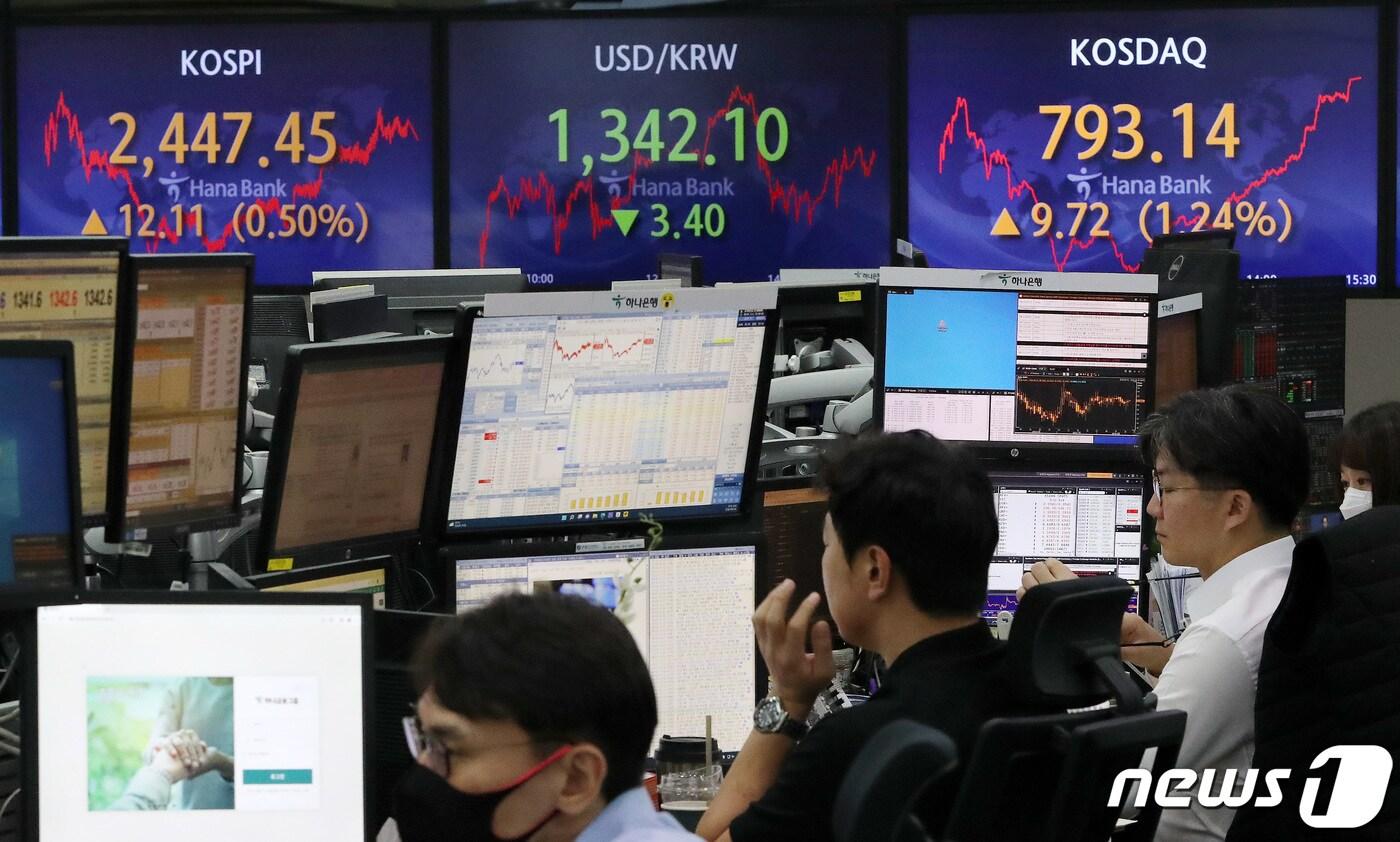 본문 이미지 - 24일 서울 중구 하나은행 딜링룸 전광판 2022.8.24/뉴스1 ⓒ News1 박세연 기자