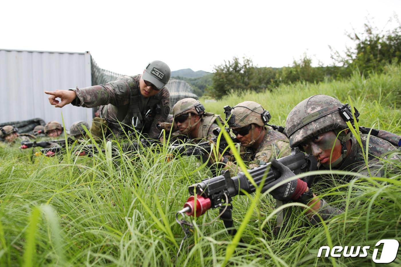 육군 제25보병사단 해룡여단과 한미연합사단 순환배치여단 장병들이 작년 8월24일 강원도 인제군 육군과학화전투훈련단(KCTC단)에서 진행된 22-7차 전투훈련에 참가, 우리 군 관찰통제관의 설명을 들으며 영점을 맞추고 있다. (국방일보 제공) 2022.8.24/뉴스1
