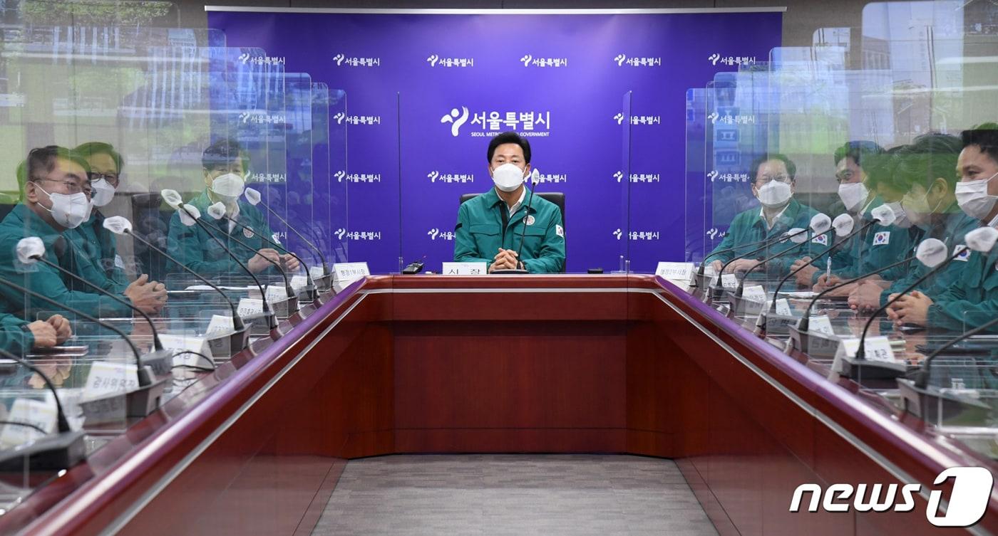 본문 이미지 - 오세훈 서울시장이 2022 을지연습이 열린 24일 오후 시청에서 민방공 대피 훈련 현황 및 비상시 시민 대피 체계를 청취하고 있다. (서울시 제공) 2022.8.24/뉴스1