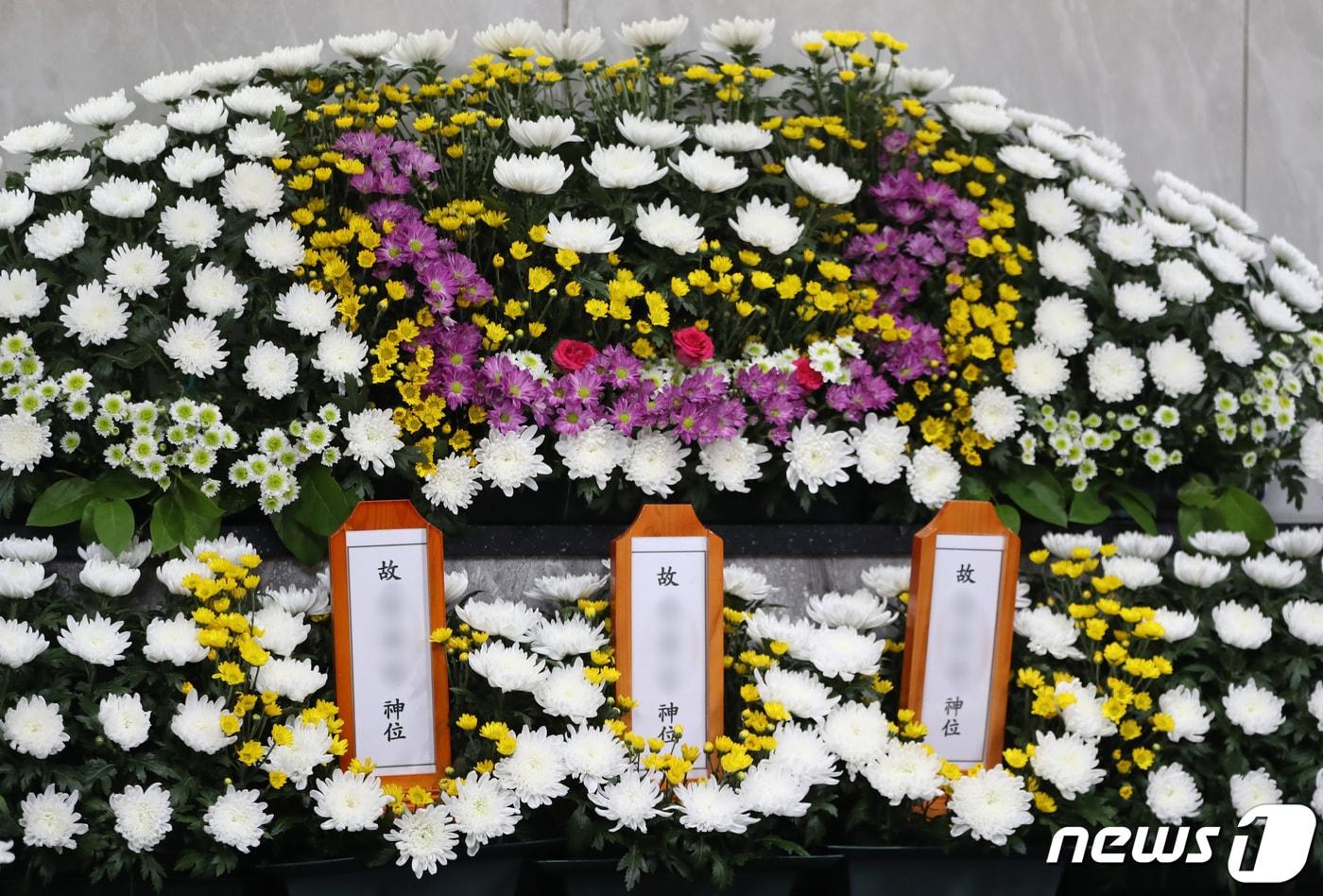 본문 이미지 - 암투병 등 병환과 생활고를 견디다 못해 생을 마감한 수원 세 모녀의 빈소가 차려진 24일 오후 경기 수원시 권선구 수원중앙병원 장례식장에 빈소가 마련돼 있다.2022.8.24/뉴스1 ⓒ News1 김영운 기자