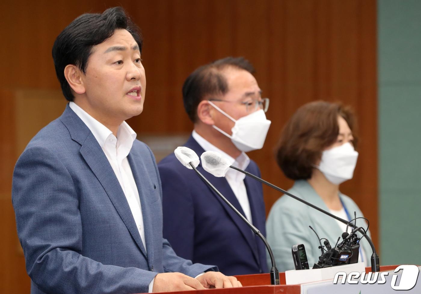 본문 이미지 - 김관영 전북도지사(왼쪽)가 24일 전북 전주시 전북도청 기자회견장에서 '군산항 제2준설토 투기장 건설 확정' 관련 브리핑을 하고 있다. 2022.8.24/뉴스1 ⓒ News1 유경석 기자