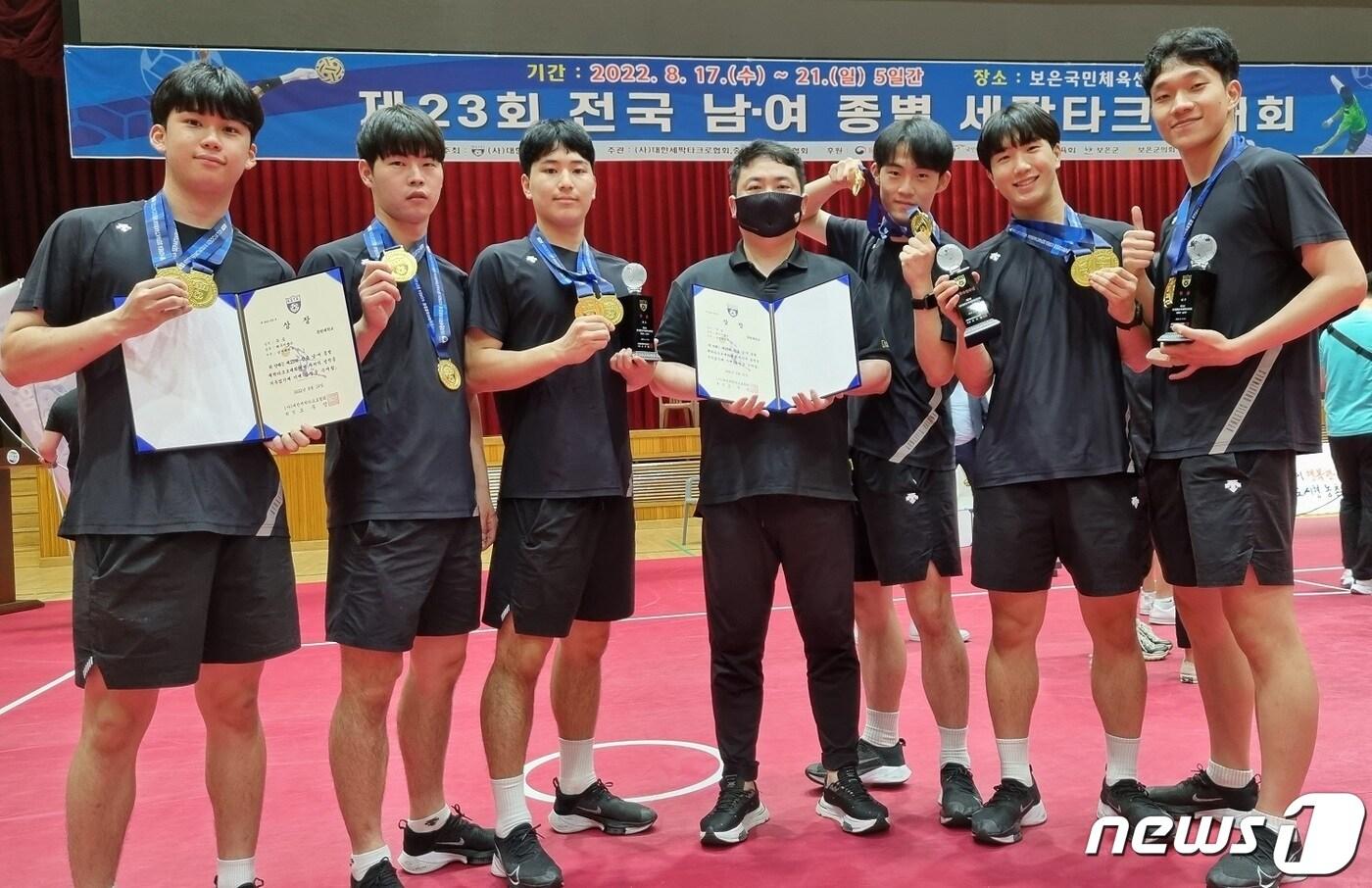 본문 이미지 - 목원대 세팍타크로 팀이 상을 들어보이며  활짝 웃고 있는 모습 (목원대 제공) /뉴스1 