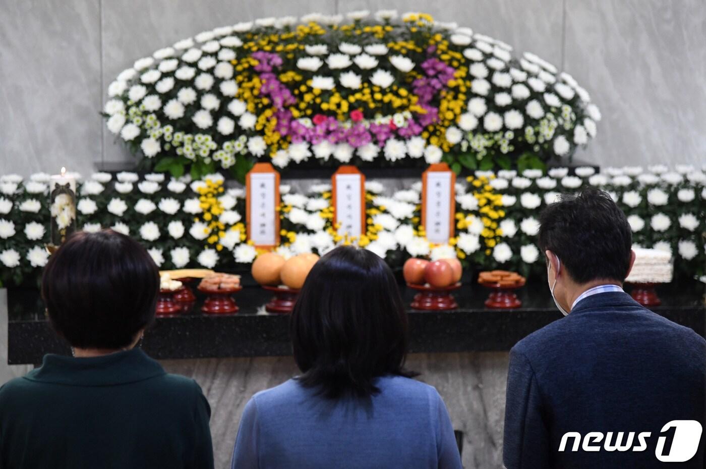 24일 오후 경기 수원시 권선구 수원중앙병원 장례식장에 마련된 수원 세 모녀의 빈소에서 시민들이 분향을 하고 있다. (공동취재) 2022.8.24/뉴스1 ⓒ News1 김영운 기자