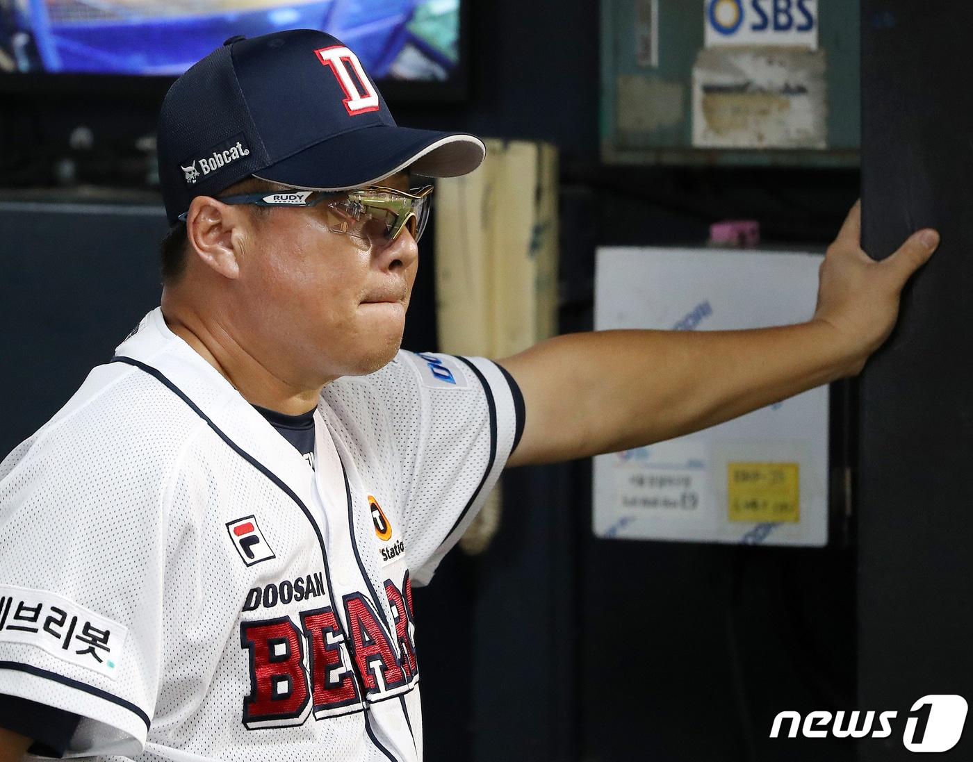 본문 이미지 - 8년간 지휘봉을 잡았던 두산을 떠난 김태형 전 두산 감독. 홍준표 대구시장은 김 감독이 47년전 자신이 하숙했던 고려대 앞 하숙집 주인 아들이었다며 대구로 와 삼성 라이온즈를 맡았음 하는 희망을 나타냈다. ⓒ News1 DB