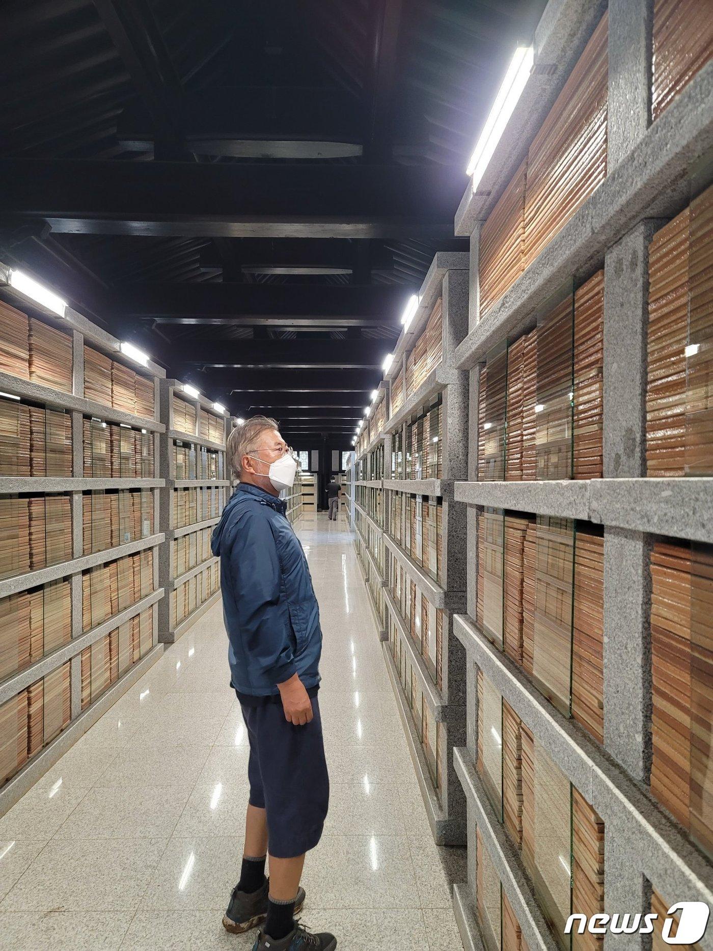 본문 이미지 -  문재인 전 대통령이 24일 경남 양산시 통도사 서운암 장경각을 돌아보고 있다. (문재인 전 대통령 페이스북 갈무리)