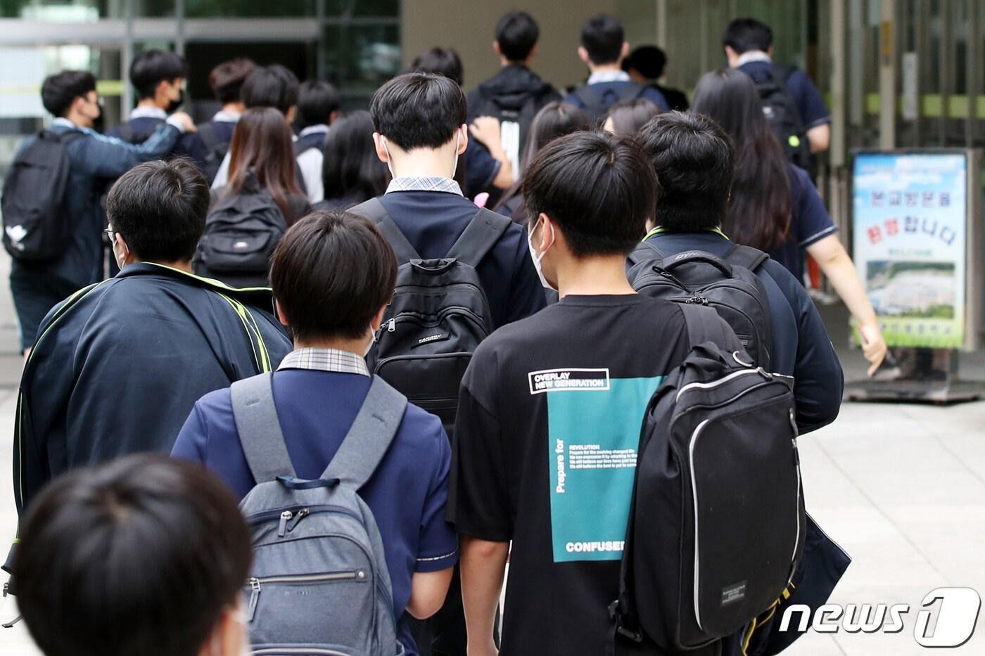 본문 이미지 - 서울의 한 중학교에서 학생들이 등교하고 있다. (사진은 기사 내용과 무관함) ⓒ News1 이광호 기자