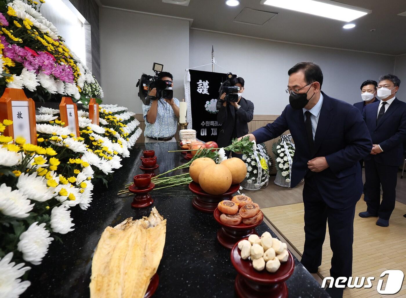본문 이미지 - 주호영 국민의힘 비상대책위원장이 25일 오전 경기도 수원시 권선구 수원중앙병원 장례식장에 마련된 수원 세 모녀의 빈소를 찾아 조문하고 있다. (공동취재) 2022.8.25/뉴스1 ⓒ News1 이재명 기자