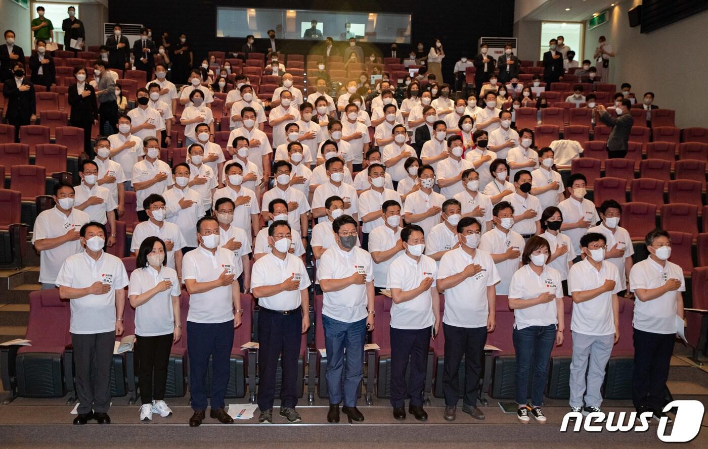 본문 이미지 - 주호영 국민의힘 비상대책위원장과 권성동 원내대표 등 참석 의원들이 지난 25일 오후 충남 천안시 동남구 재능교육연수원에서 열린 2022 국민의힘 연찬회에서 국민의례를 하고 있다. 2022.8.25/뉴스1 ⓒ News1 이재명 기자