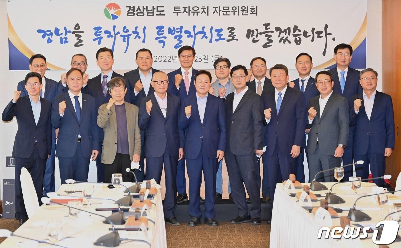본문 이미지 - 뒷줄 왼쪽부터 정연인 두산에너빌리티 대표이사, 정인섭 한화에너지 대표이사, 조광식 한국투자공사 감사, 황각규 롯데지주 고문, 김종욱 스위스포트코리아 대표이사, 안병수 서울디지털대학교 교수, 남준우 삼성중공업 고문, 김두우 BNK 투자증권 IB영업그룹장, 이원희 현대자동차 고문, 앞줄 왼쪽부터 김병규 경남도 경제부지사, 조봉형 IBK기업은행 부행장, 최두환 STICInvestments 경영전문위원, 이재술 전 딜로이트 안진회계법인 회장, 박완수 경남도지사, 우무현 GS건설 CSO 사장, 노환용 전 LG전자 사장, 유영상 SK텔레콤 대표이사, 이성근 전 대우조선해양 대표이사 등이 25일 오전 서울 롯데호텔에서 ‘경남도 투자유치 자문위원회’를 출범식을 열고 기념사진을 찍고 있다.(경남도 제공)2022.8.25.