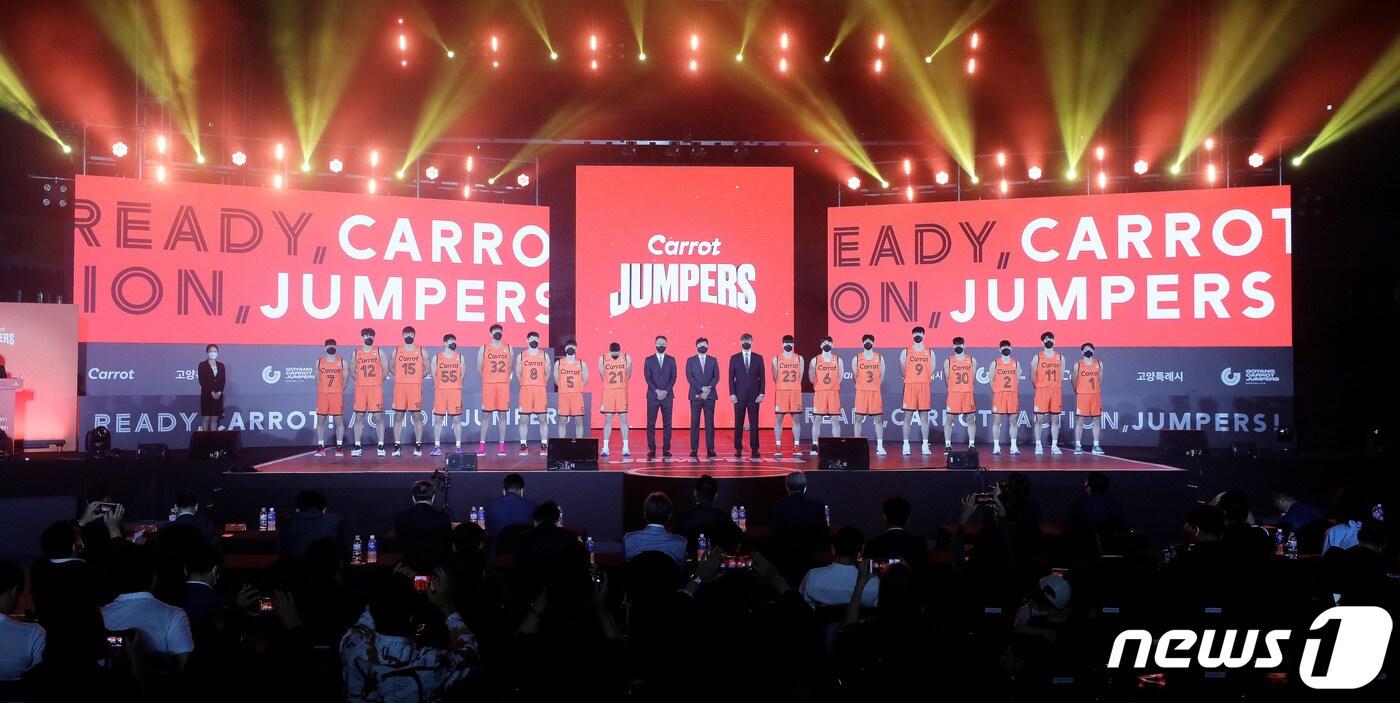 25일 오후 경기도 고양특례시 일산서구 고양체육관에서 열린 남자 프로농구 '고양 캐롯 점퍼스' 창단식에서 김승기 감독과 선수들이 유니폼을 선보이고 있다. 2022.8.25/뉴스1 ⓒ News1 임세영 기자