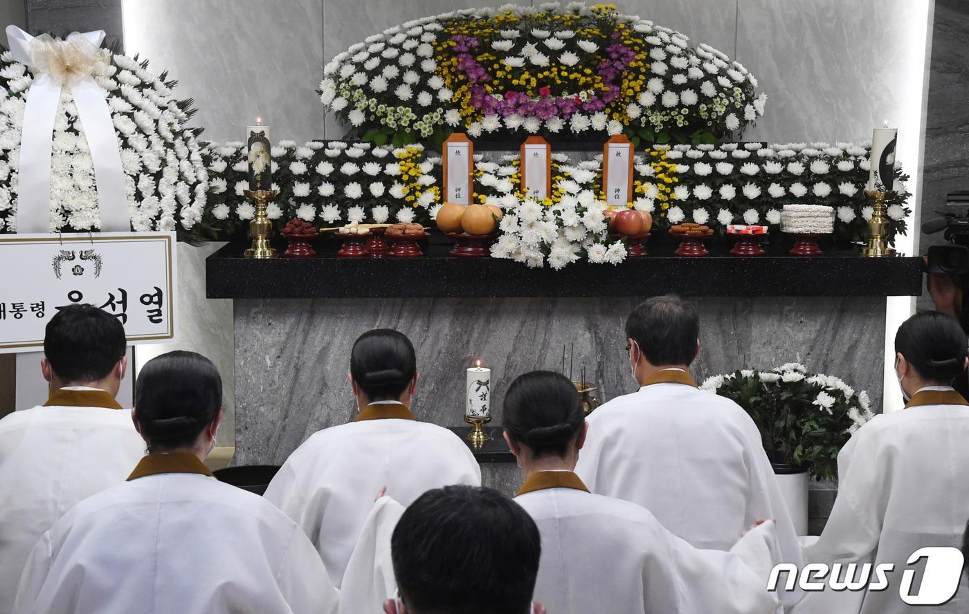 본문 이미지 - 25일 오후 경기 수원시 권선구 수원중앙병원 장례식장에 마련된 수원 세 모녀의 빈소에서 원불교 경인교구 주관 추모의식이 진행되고 있다. (공동취재) 2022.8.25/뉴스1 ⓒ News1 김영운 기자