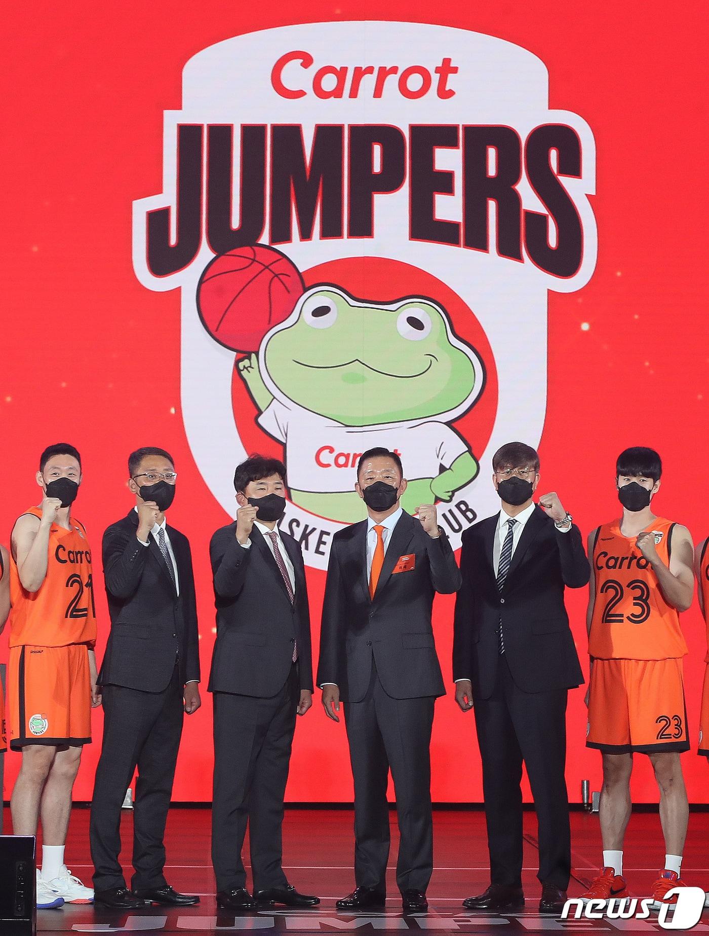본문 이미지 - 25일 오후 경기도 고양특례시 일산서구 고양체육관에서 열린 남자 프로농구 '고양 캐롯 점퍼스' 창단식에서 허재 데이원스포츠 대표와 김승기 감독 및 선수들이 기념 촬영을 하고 있다. 2022.8.25/뉴스1 ⓒ News1 임세영 기자