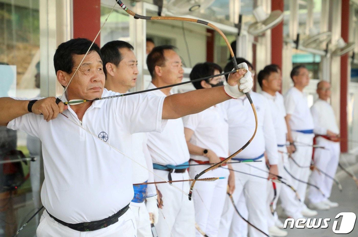 25일 부산 동래구 사직정에서 열린 제27회 문화체육관광부장관기 전국 남녀 궁도대회에서 참가선수가 과녁을 향해 시위를 당기고 있다. 2022.8.25/뉴스1 ⓒ News1 김영훈 기자