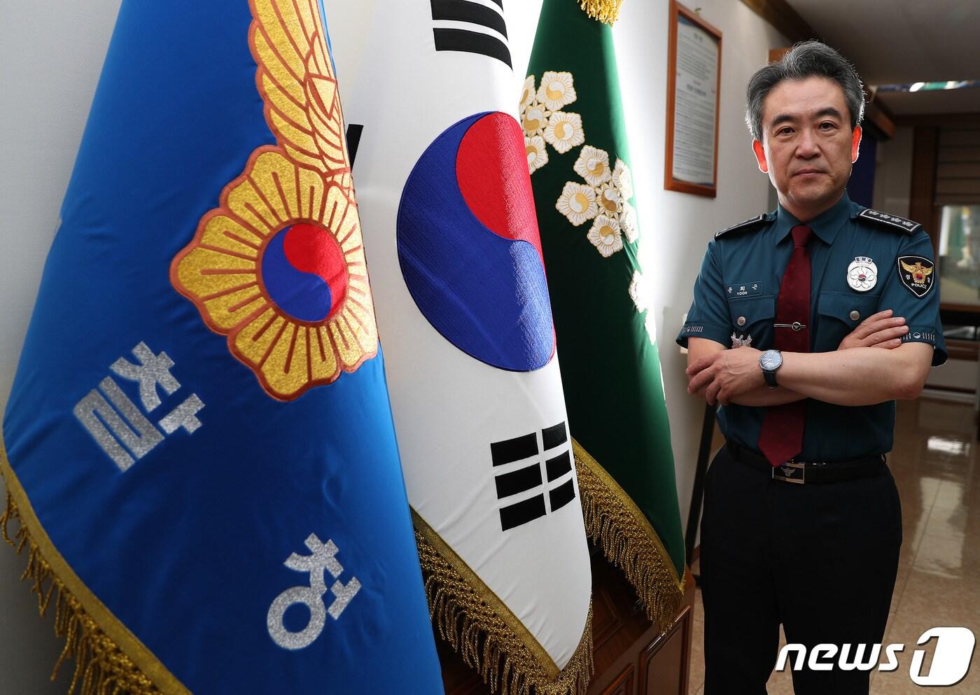윤희근 경찰청장이 25일 서울 서대문구 미근동 경찰청장실에서 뉴스1과 인터뷰에 앞서 포즈를 취하고 있다. 2022.8.25/뉴스1 ⓒ News1 이동해 기자