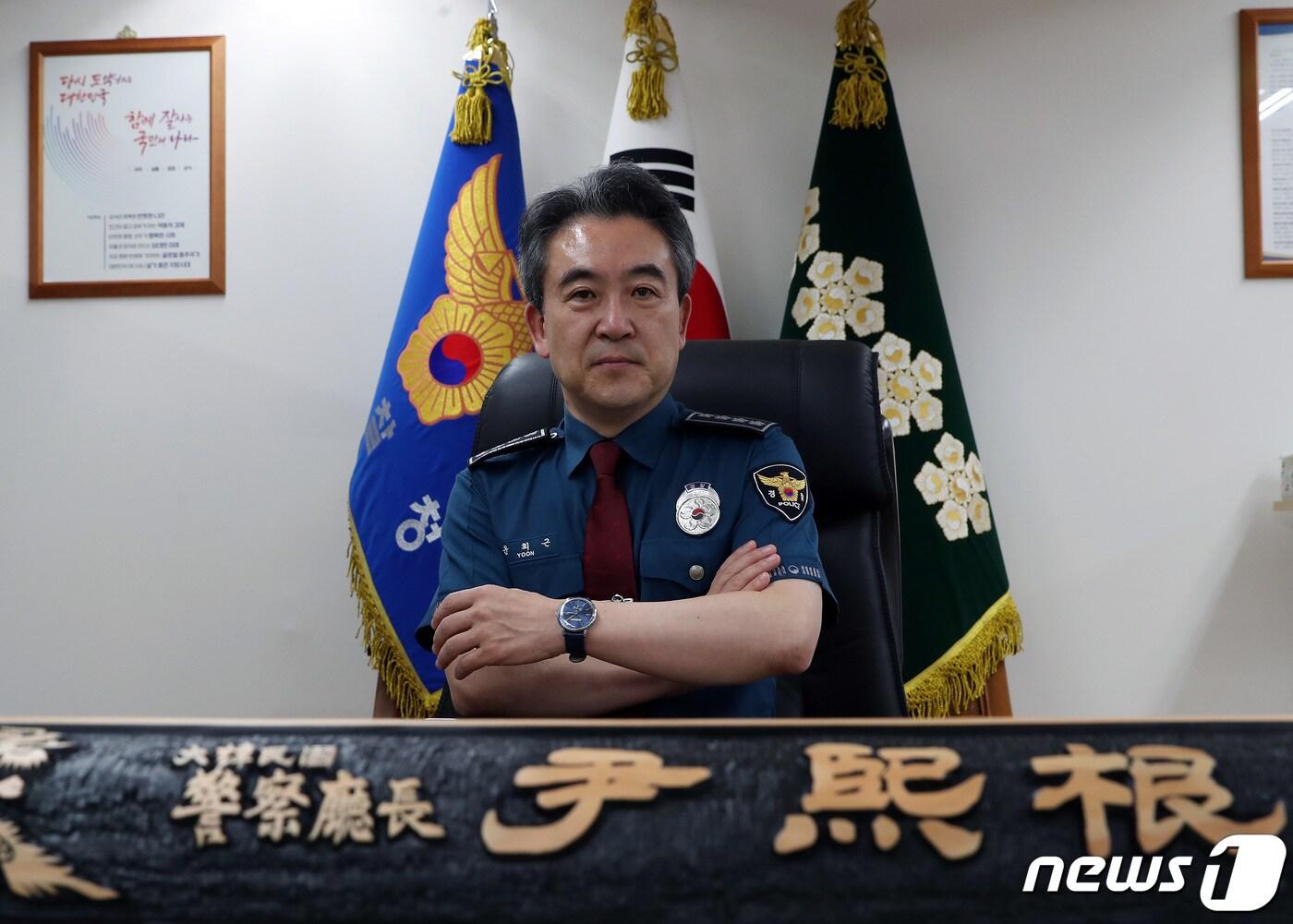본문 이미지 - 윤희근 경찰청장이 25일 서울 서대문구 미근동 경찰청장실에서 뉴스1과 인터뷰에 앞서 포즈를 취하고 있다. 2022.8.25/뉴스1 ⓒ News1 이동해 기자