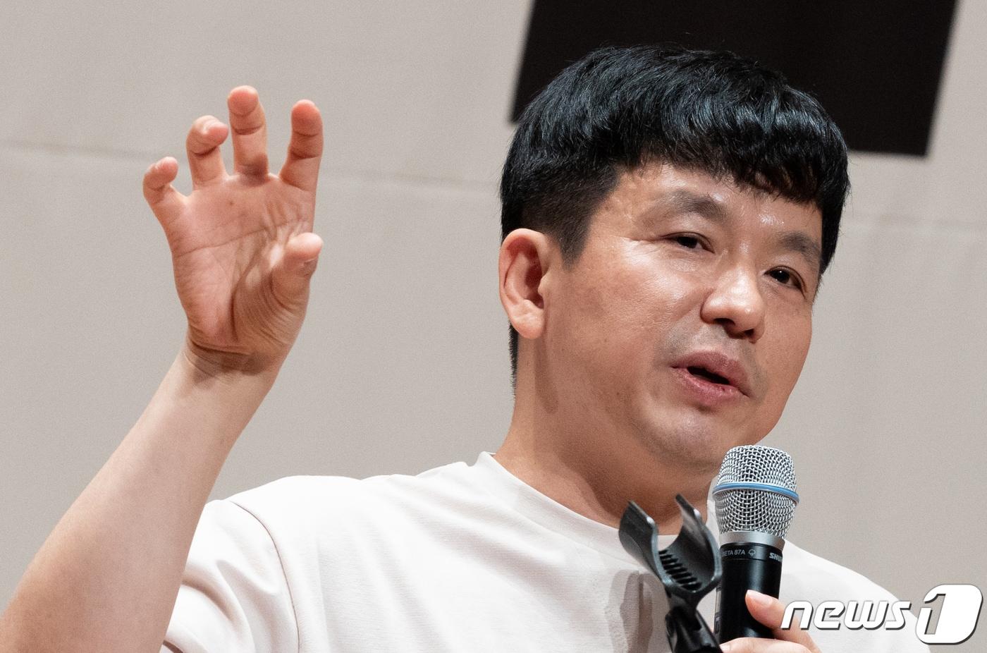본문 이미지 - 이지성 작가가 25일 오후 충남 천안시 동남구 재능교육연수원에서 열린 2022 국민의힘 연찬회에서 '인공지능에게 대체되지 않는 정당을 만드는 법'을 주제로 강연하고 있다. 2022.8.25/뉴스1 ⓒ News1 이재명 기자