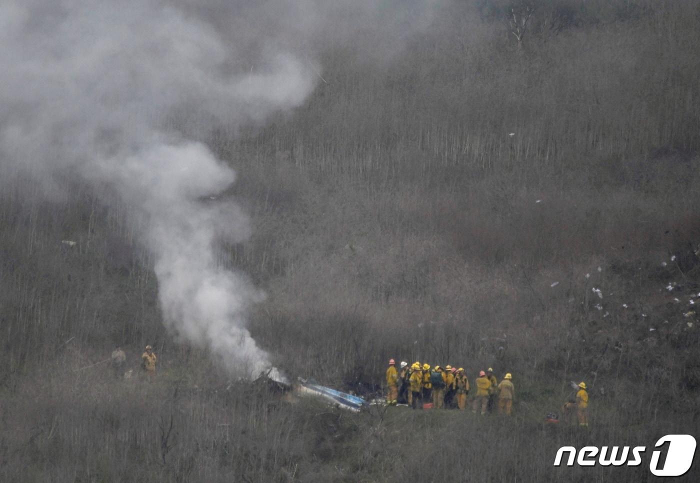 미국 캘리포니아 칼라바사스에서 LA 카운티 소방관들이 미국프로농구(NBA) 스타 코비 브라이언트가 탑승한 헬리콥터 추락 현장을 수색하고 있다. 2020.01.26 ⓒ 로이터=뉴스1 ⓒ News1 손승환 기자