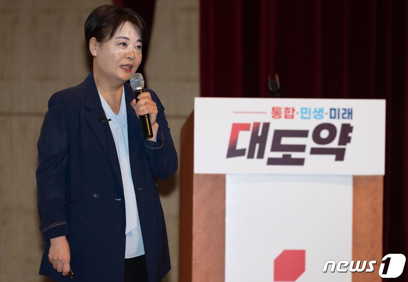 한국개발연구원(KDI) 출신인 윤희숙 전 국민의힘 의원이 2022년 8월 25일 오후 충남 천안시 동남구 재능교육연수원에서 열린 2022 국민의힘 연찬회에서 ‘다시 뛰는 대한민국 경제’를 주제로 강연하고 있는 모습. ⓒ News1 이재명 기자