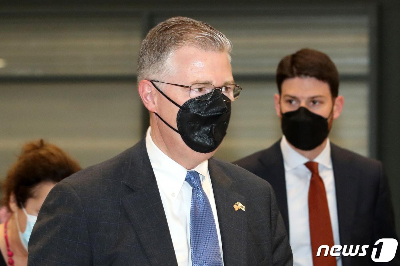 본문 이미지 - 대니얼 크리튼브링크 미국 국무부 동아시아·태평양 담당 차관보가 25일 인천국제공항 제1여객터미널을 통해 입국하고 있다. 한중일 3국에 대한 미국의 외교실무를 총괄하는 크리튼브링크 차관보는 이번 방한 기간 동안 여승배 외교부 차관보와 한미 외교차관보 협의 등의 일정을 소화할 예정이다. 2022.8.25/뉴스1 ⓒ News1 조태형 기자