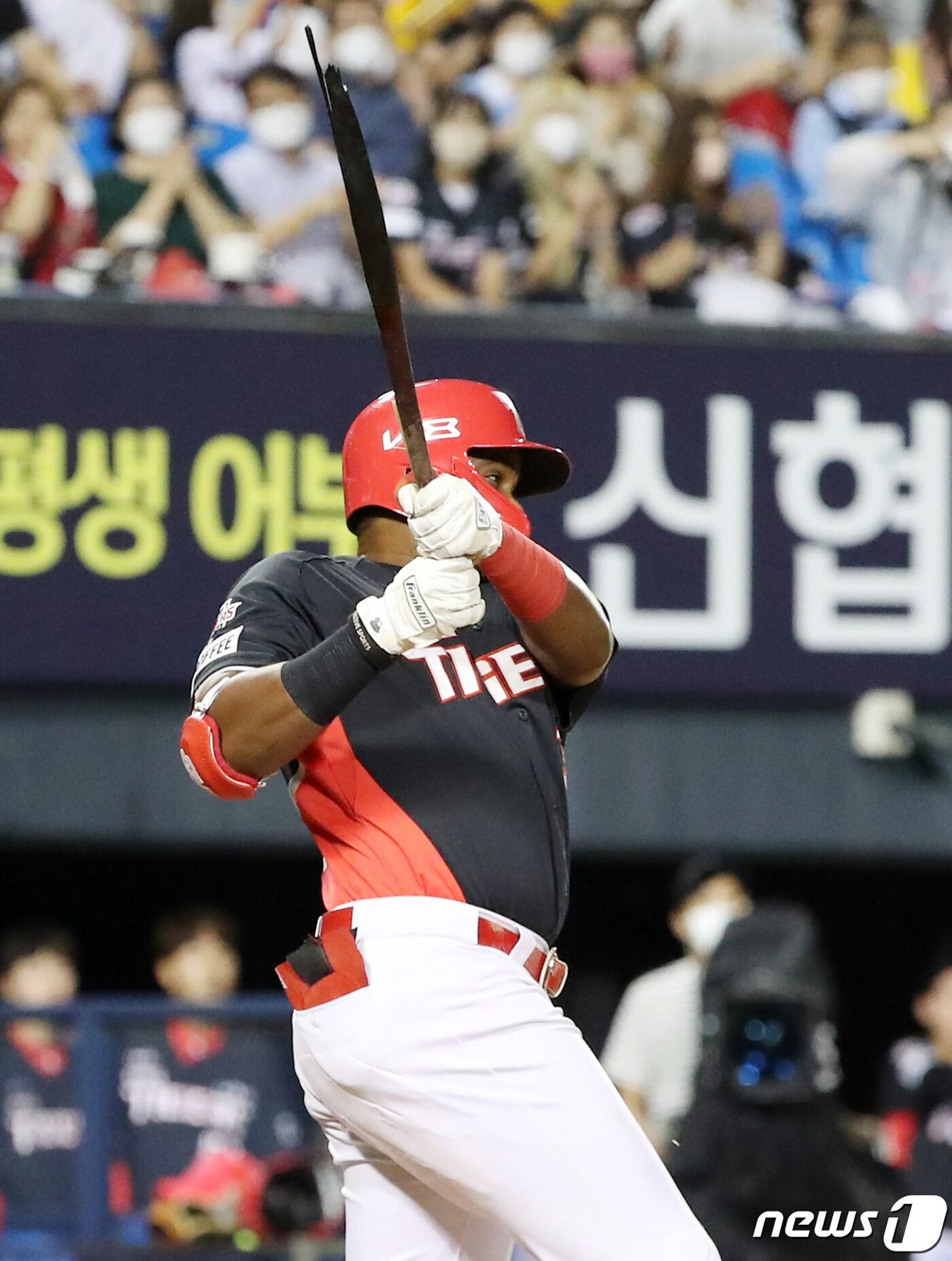 본문 이미지 - 25일 오후 서울 송파구 잠실야구장에서 열린 프로야구 '2022 신한은행 SOL KBO리그' KIA 타이거즈와 LG 트윈스의 경기 4회초 1사 주자 3루 상황에서 KIA 소크라테스가 휘두른 방망이가 투구에 맞아 부러지고 있다. 2022.8.25/뉴스1 ⓒ News1 민경석 기자