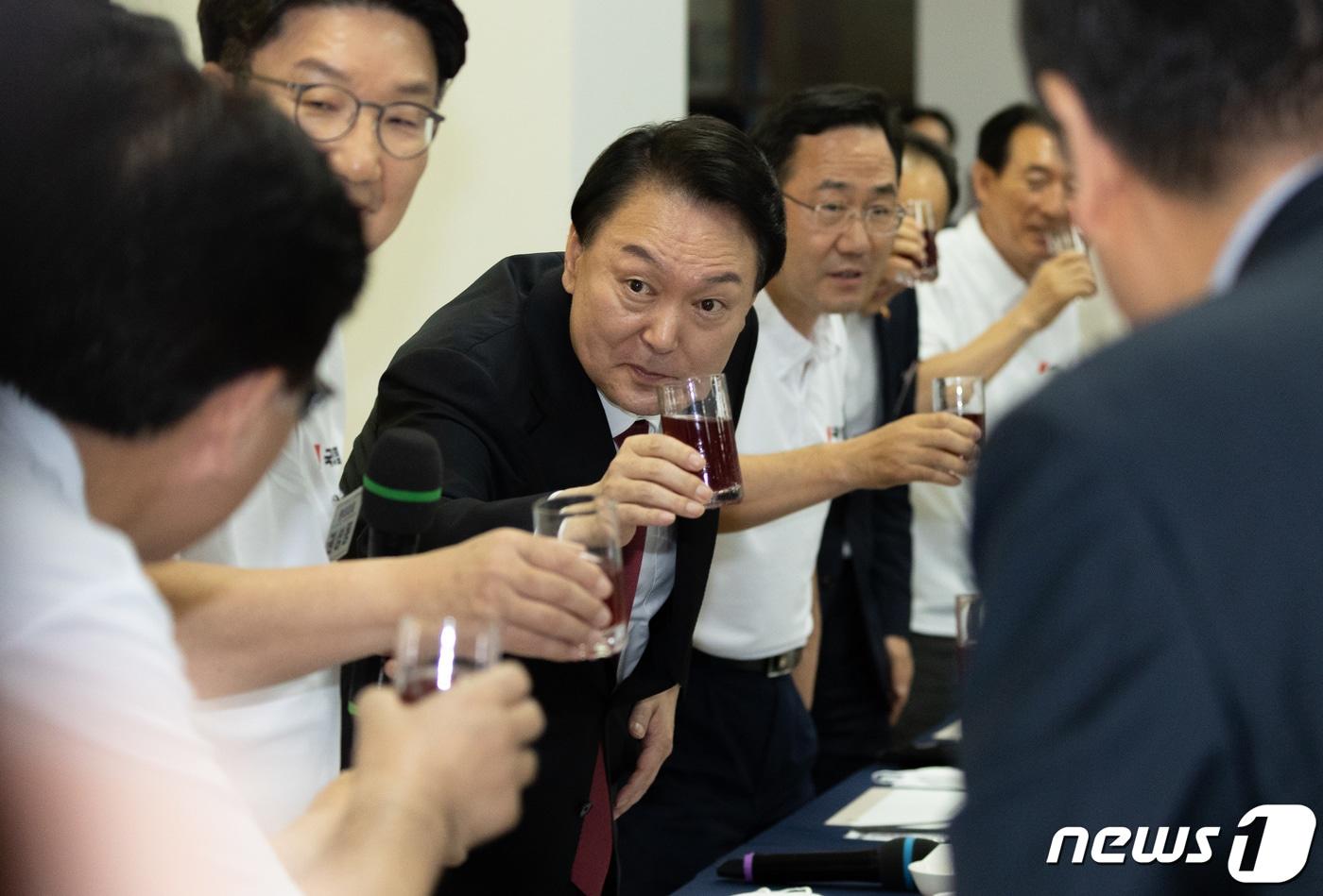 2022년 8월 25일 당시 윤석열 대통령이 충남 천안시 동남구 재능교육연수원에서 열린 2022 국민의힘 연찬회에서 건배를 하고 있다. 2022.8.25/뉴스1 ⓒ News1 이재명 기자