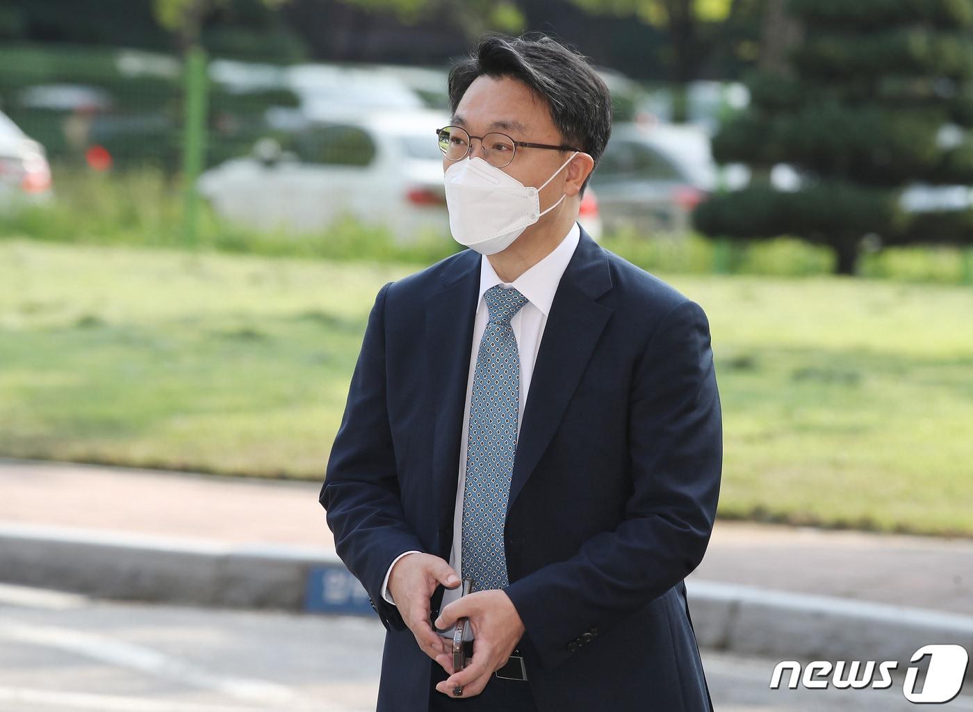 본문 이미지 - 김진욱 고위공직자범죄수사처(공수처) 처장이 26일 오전 경기도 과천시 공수처로 출근하고 있다. 2022.8.26/뉴스1 ⓒ News1 임세영 기자