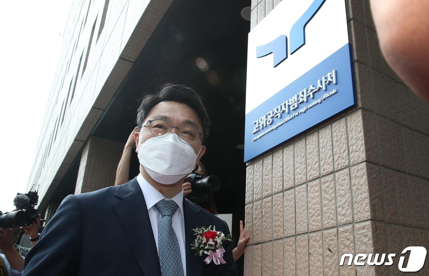 본문 이미지 - 김진욱 고위공직자범죄수사처(공수처) 처장이 26일 오전 경기도 과천시 공수처 앞에서 새로운 로고(CI)와 슬로건(표어)을 사용하는 현판 제막식을 마치고 공수처로 들어가고 있다. 2022.8.26/뉴스1 ⓒ News1 임세영 기자