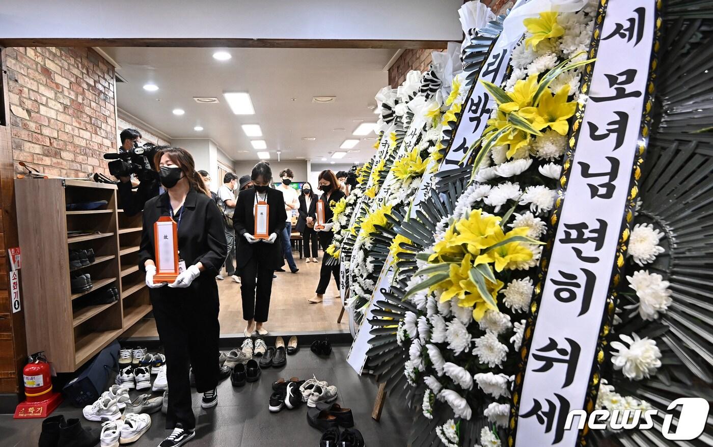 본문 이미지 - 병환과 생활고를 견디다 못해 안타깝게 세상을 등진 수원 세 모녀의 발인이 26일 오전 경기 수원시 권선구 수원중앙병원 장례식장에서 엄수되고 있다. (공동취재) 2022.8.26/뉴스1 ⓒ News1 김영운 기자