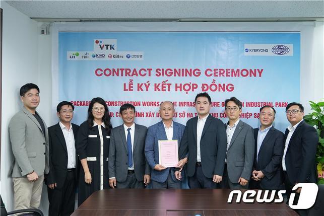 본문 이미지 - 계룡건설이 베트남 진출 이래 처음으로 한-베 경협산단 합작법인인 ‘VTK(Vietnam Together Korea)’가 발주한 605억원 규모의 베트남 흥옌성 클린 산업단지 조성 및 인프라시설 공사 1단계 사업을 수주했다.(사진은  계약체결 모습/계룡건설 제공)