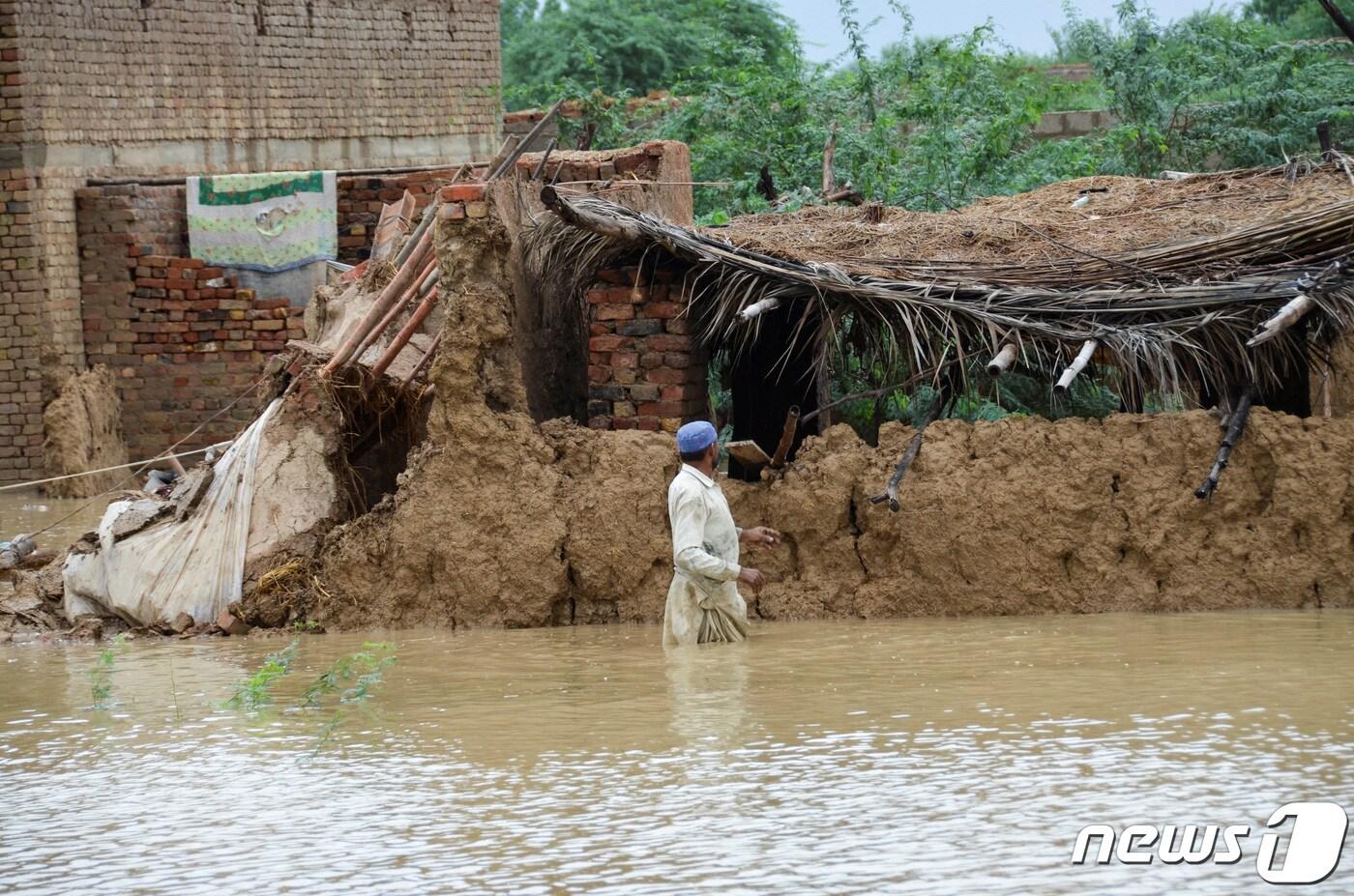25일(현지시간) 파키스탄 발루치스탄주에서 기록적 폭우로 집이 내려앉아 있다. ⓒ 로이터=뉴스1 ⓒ News1 손승환 기자