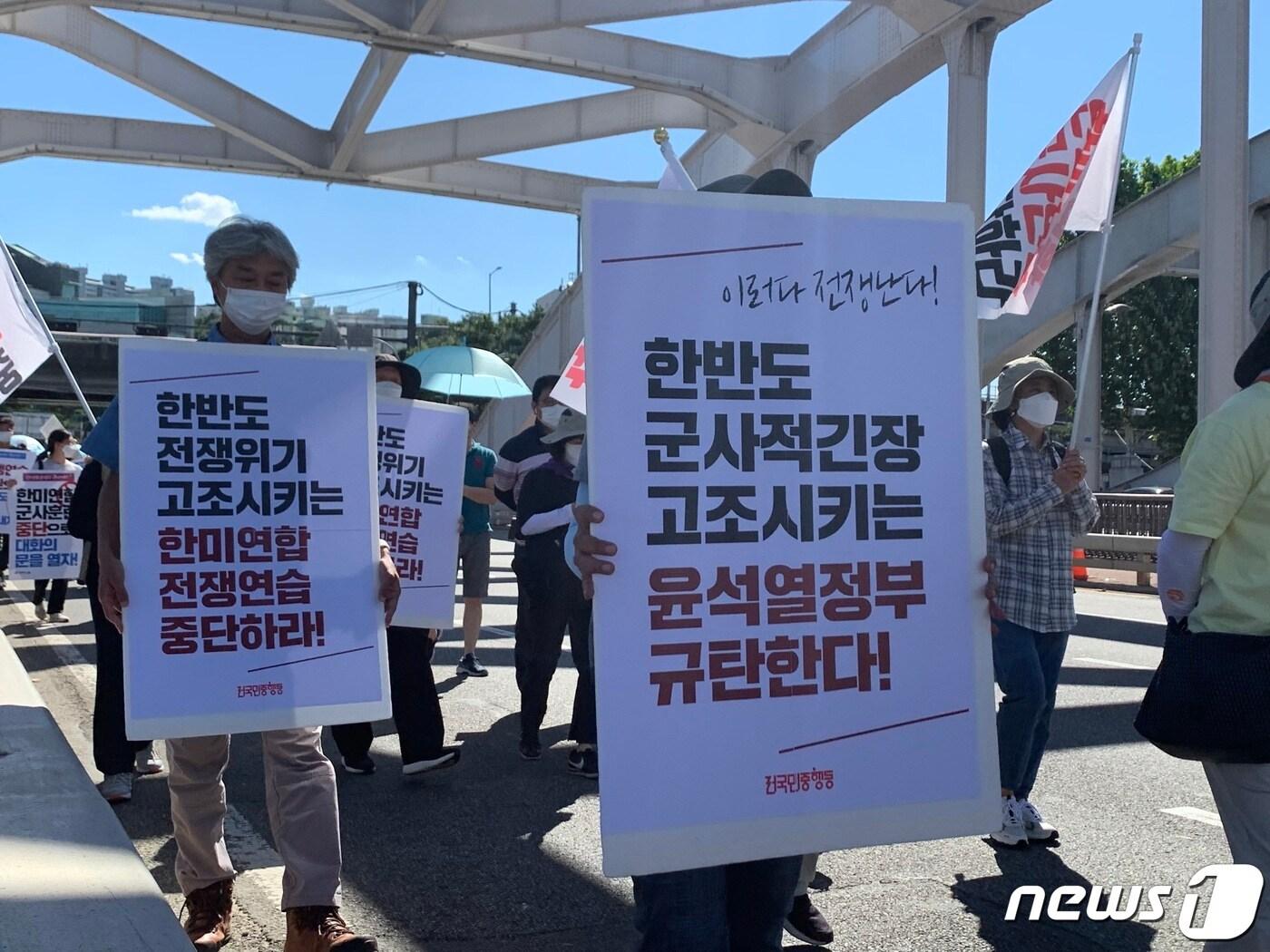 본문 이미지 - 진보성향의 노동·시민단체들이 27일 오후 노들역부터 대통령 집무실 앞까지 행진을 하고 있다. 한강대교를 건너고 있는 모습. 2022.8.27/뉴스1 ⓒ News1 김성식 기자