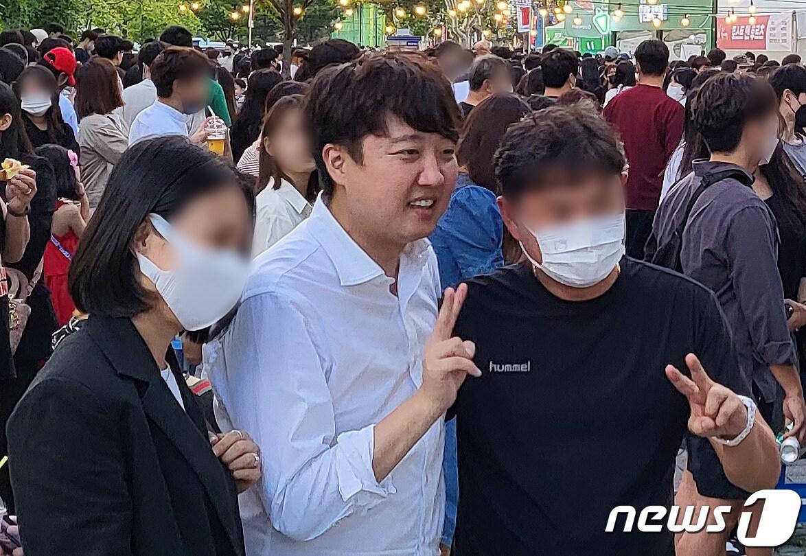 본문 이미지 - 이준석 전 국민의힘 대표가 27일 오후 대구 북구 고성동 DGB 대구은행파크 중앙광장에서 열린 '2022 대구 북구 떡볶이 페스티벌' 행사장을 찾아 시민들과 사진을 찍고 있다. (독자 제공) 2022.8.27/뉴스1 ⓒ News1 공정식 기자