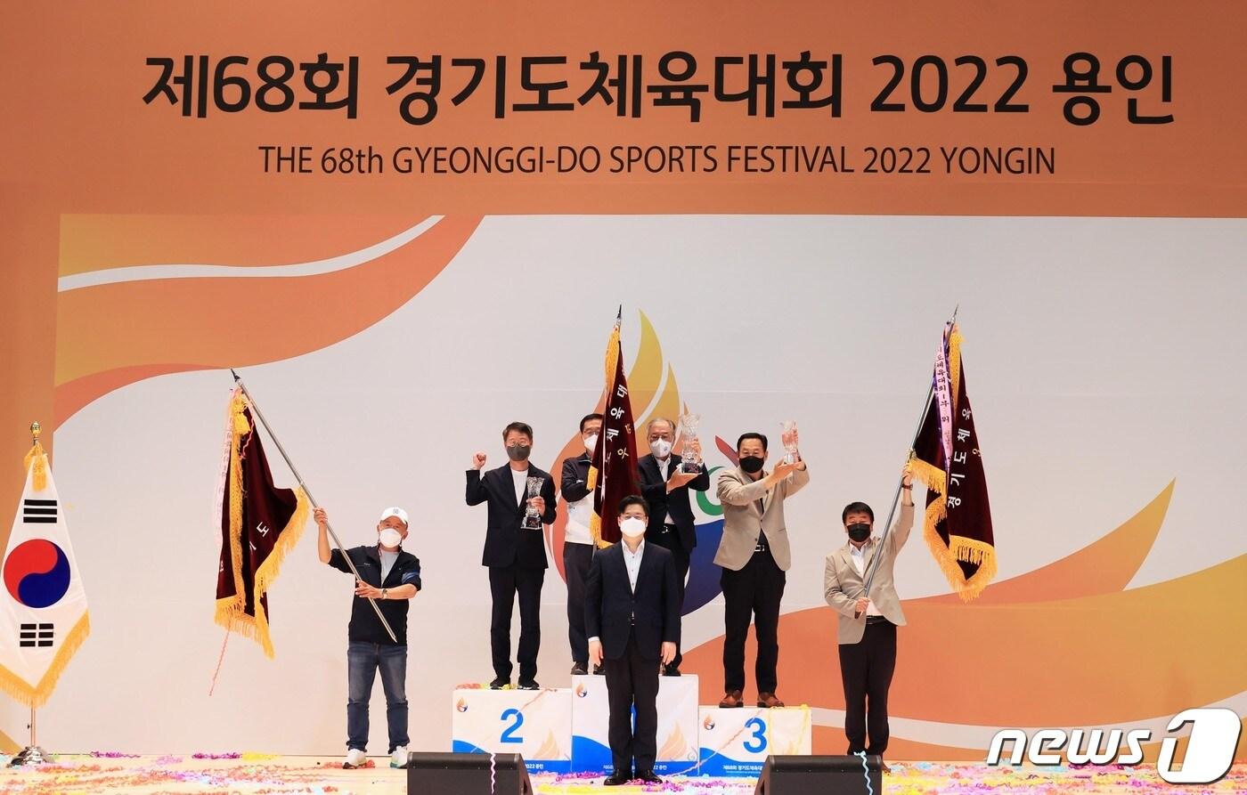 본문 이미지 - 오병권 경기도 행정1부지사가 수원시(종합우승), 화성시(2위), 성남시(3위) 관계자들과 기념촬영을 하고 있다.