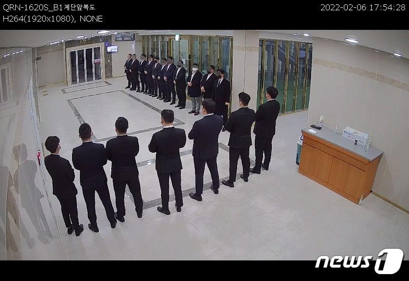 본문 이미지 - 사진은 장례식장에 도열한 조직폭력배들. (광주지방경찰청 제공) 2022.8.29/뉴스1