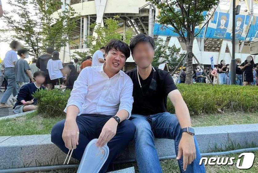 본문 이미지 - 이준석 국민의힘 전 대표가 지난 27일 대구 북구 DGB 대구은행파크 중앙광장에서 열린 '대구 떡볶이 페스티벌'을 찾은 시민과 기념촬영하고 있다. (SNS 갈무리) ⓒ 뉴스1