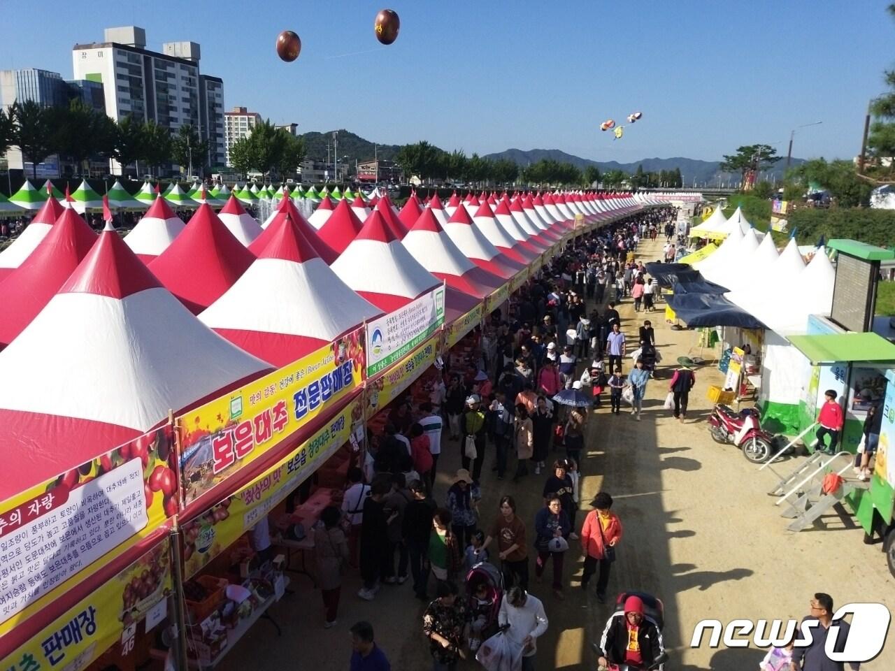 본문 이미지 - 보은대추 축제 판매장 모습. (보은군 제공. 재판매 및 DB뉴스) /뉴스1