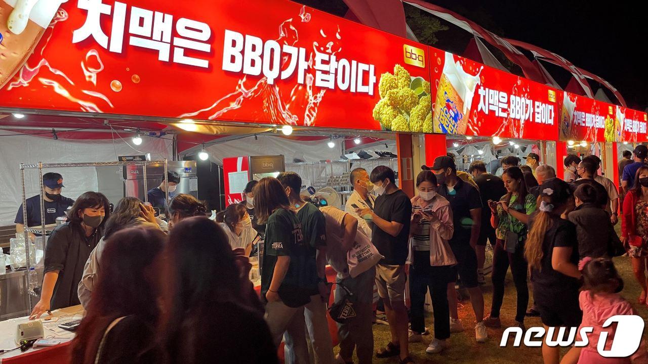 본문 이미지 - 27일 송도맥주축제 현장 모습. (제네시스 BBQ 제공) 2022.8.28/뉴스1