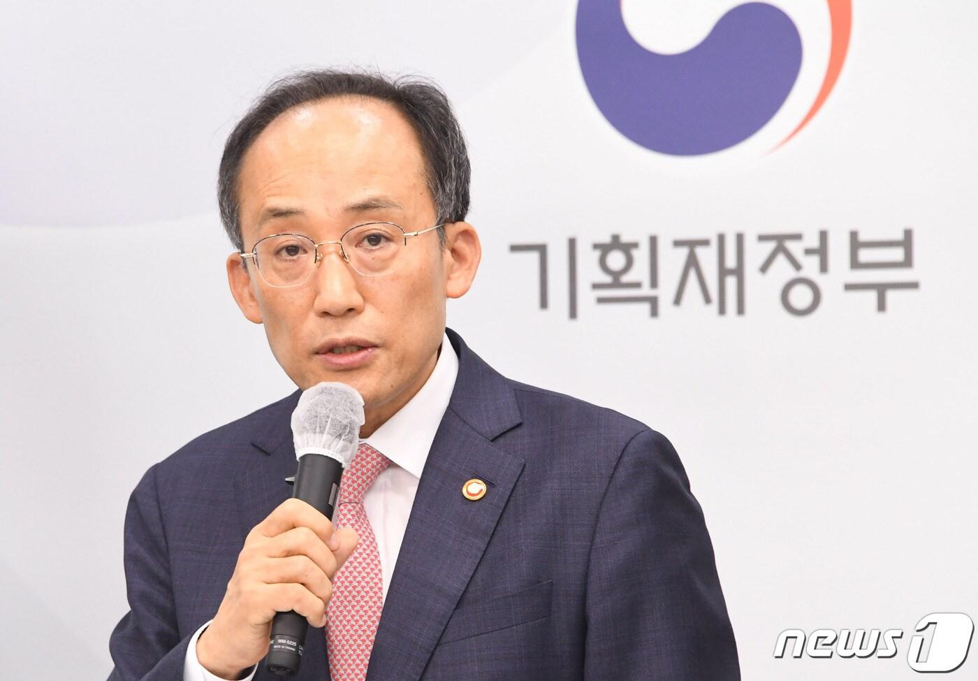 본문 이미지 - 추경호 부총리 겸 기획재정부 장관이 지난 25일 정부세종청사에서 열린 '2023년 예산안' 상세브리핑에서 정부예산안 발표 뒤 기자 질문에 답변하고 있다(기획재정부 제공).