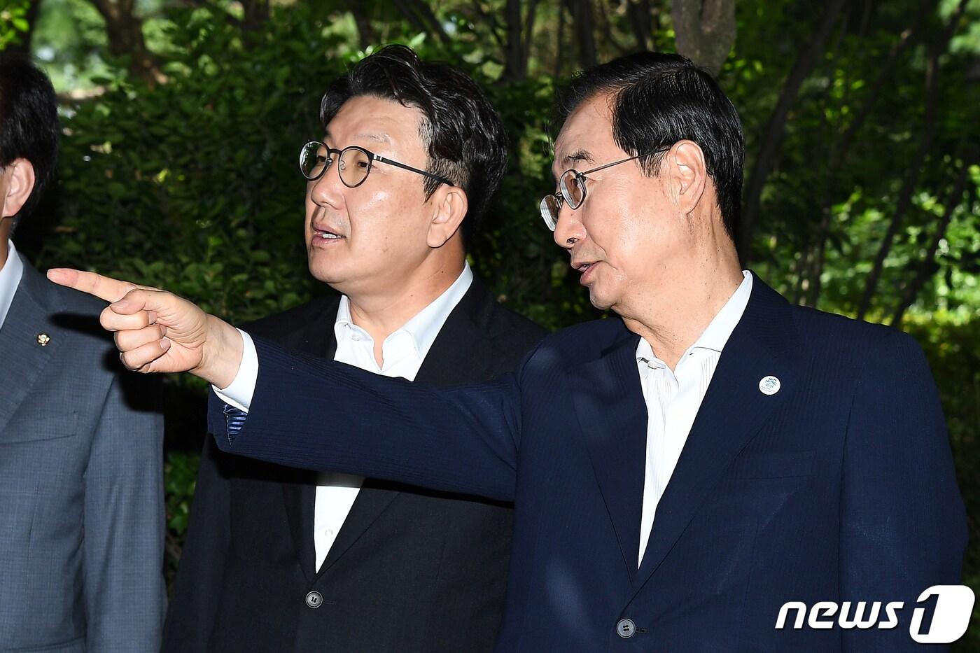 한덕수 국무총리(오른쪽)와 권성동 국민의힘 원내대표가 28일 서울 종로구 총리공관에서 열린 제3차 고위당정협의회에서 대화하고 있다. 2022.8.28/뉴스1 ⓒ News1 국회사진취재단