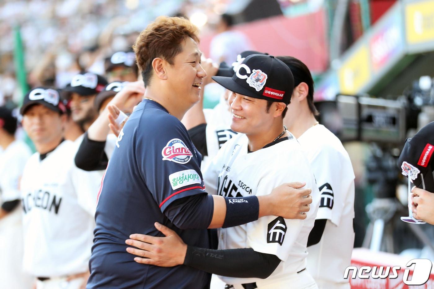 28일 오후 인천시 미추홀구 SSG 랜더스필드에서 롯데자이언츠와 SSG랜더스의 경기에 앞서 은퇴투어를 하는 롯데 이대호가 SSG 추신수와 포옹을 하고 있다. 2022.8.28/뉴스1 ⓒ News1 황기선 기자
