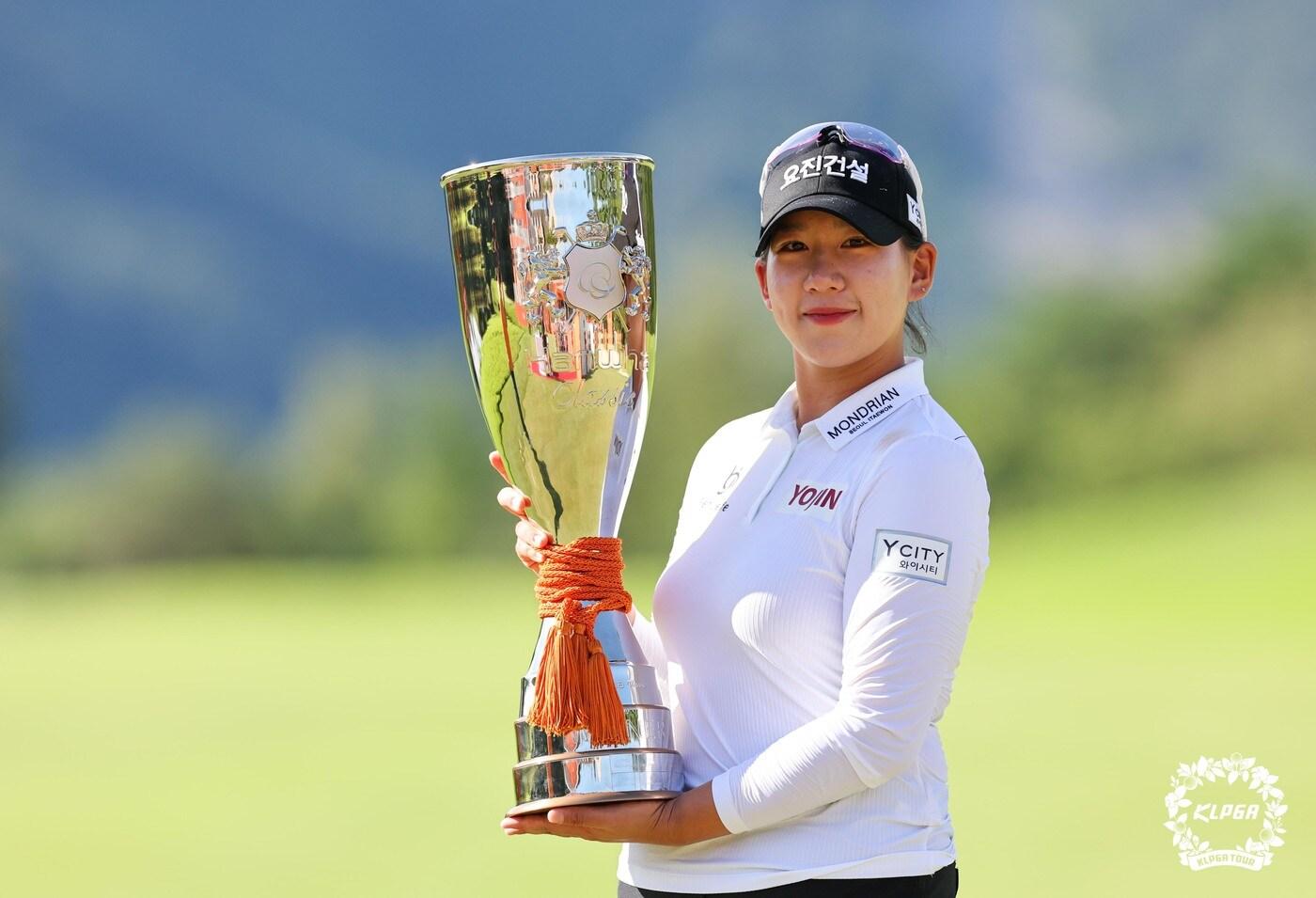 홍지원(22·요진건설)이 28일 KLPGA투어 메이저대회 한화클래식에서 우승한 뒤 트로피를 들어보이고 있다. (KLPGA 제공)