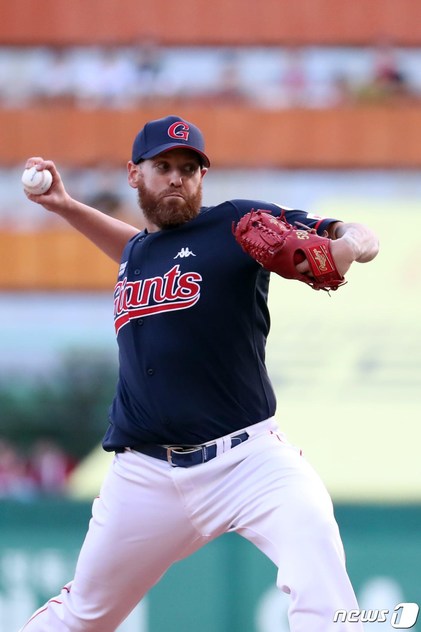 본문 이미지 - 28일 오후 인천시 미추홀구 SSG 랜더스필드에서 열린 프로야구 '2022 신한은행 SOL KBO리그' 롯데자이언츠와 SSG랜더스의 경기에서 롯데 선발 스트레일리가 역투하고 있다 2022.8.28/뉴스1 ⓒ News1 황기선 기자