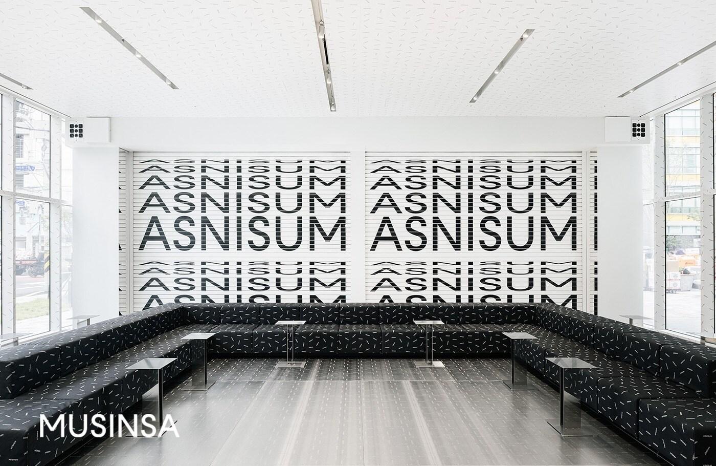 무신사 새 사옥 1층 카페 '아즈니섬'(ASNISUM) 전경(무신사 제공).