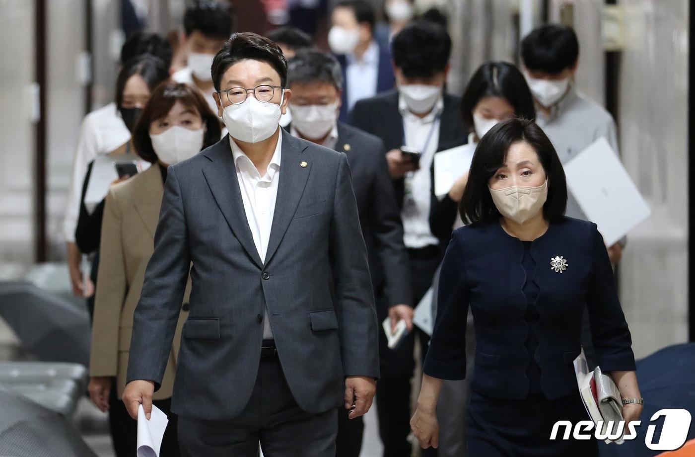 본문 이미지 - 권성동 국민의힘 원내대표가 29일 오전 서울 여의도 국회에서 열린 비상대책위원회의에 참석하고 있다. (공동취재) 2022.9.29/뉴스1 ⓒ News1 이재명 기자